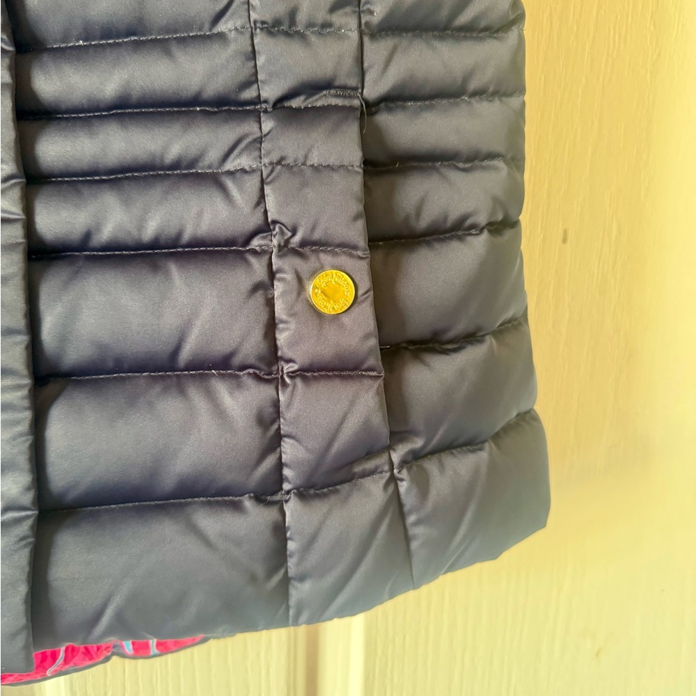 LILLY PULITZER Navy Fitted Slimming “Isabelle” Puffer Vest floral inner lining - Picture 4 of 16